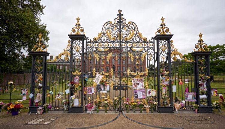 London,-,September,2:,Gates,Of,Kensington,Palace.,Flowers,,Photographs