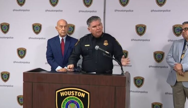 Whitmire backed up by Police Chief J. Noe Diaz – Fox 26 – YouTube