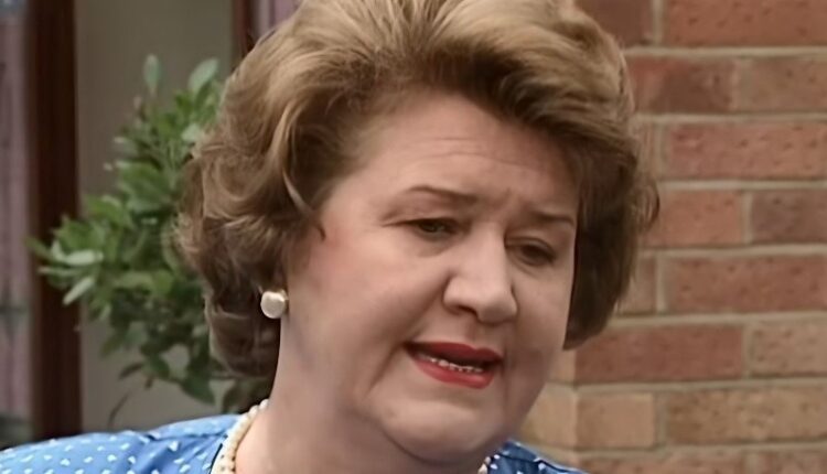 Patricia Routledge – Keeping Up Appearances – BBC – YouTube